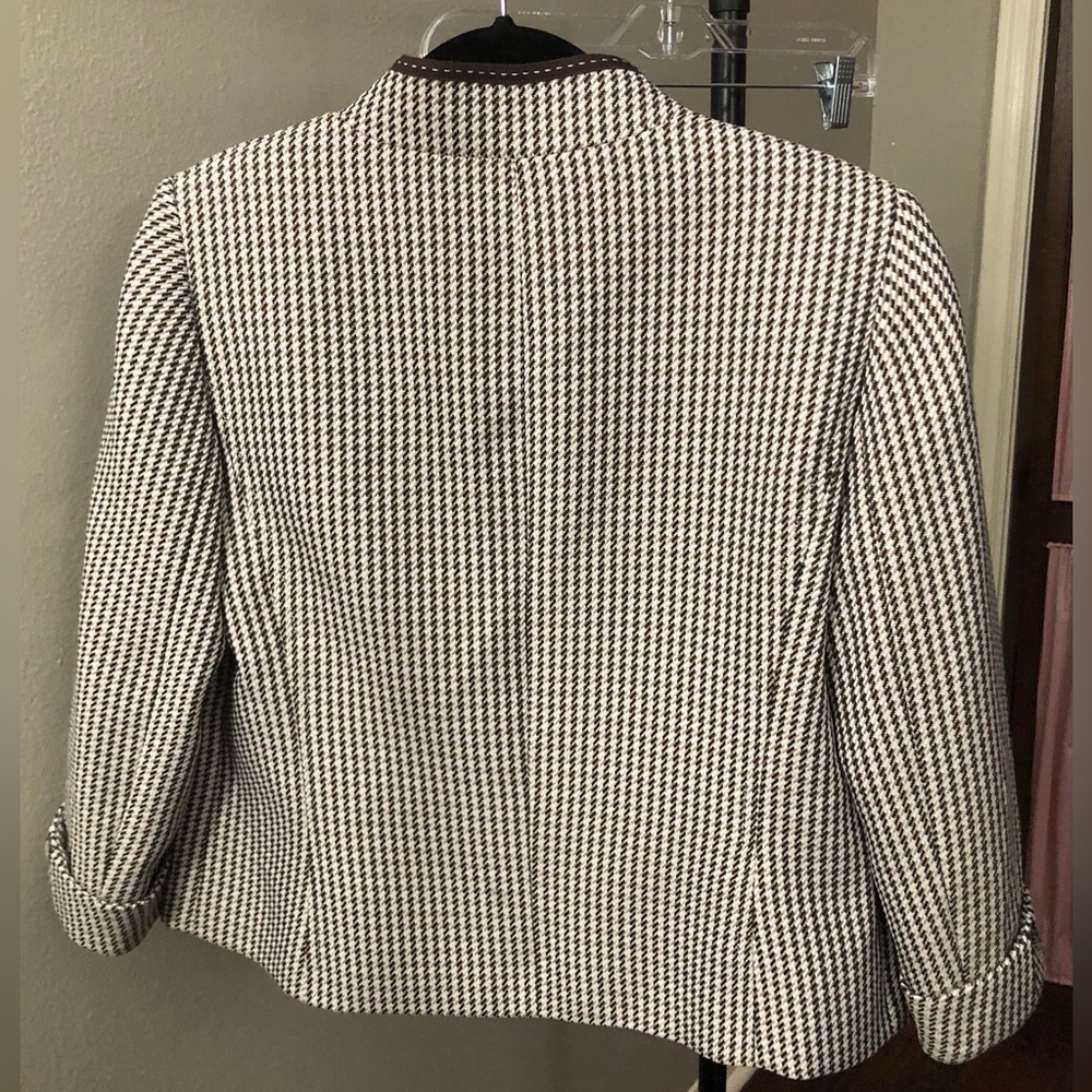Tahari Arthur S. Levine suit jacket/blazer - Picture 2 of 4